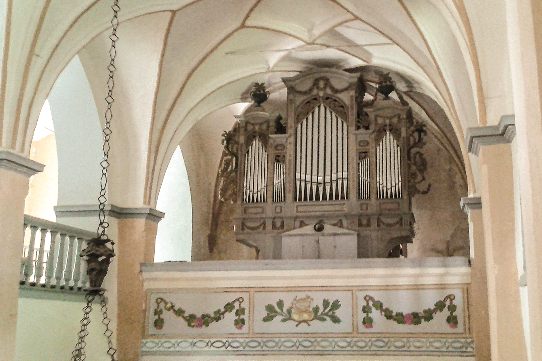 Orgelempore mit Seitenschiff